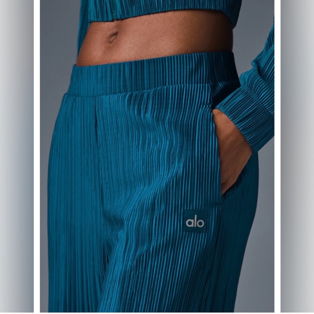 ALO YOGA High-Waist Micro Plisse Straight Leg Pant
NWT Eclipse Blue | S - Picture 2 of 8